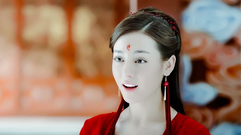 迪丽热巴深V黑裙亮相DIOR晚宴，从容大气尽显高奢女王气场